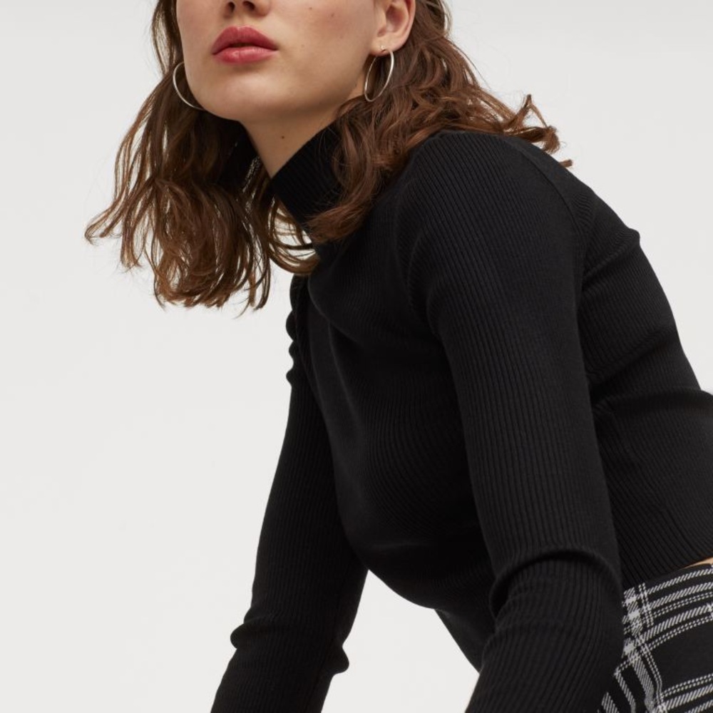 Turtleneck with long sleeves.